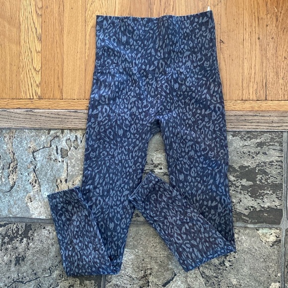 Spanx Gray Seamless Leopard Print Leggings Size Small - Picture 1 of 8